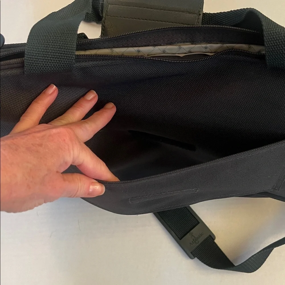 ATLANTIC CARRY-ON TRAVEL-OVERNIGHT LUGGAGE TOTE BAG WITH SHOULDER STRAP
